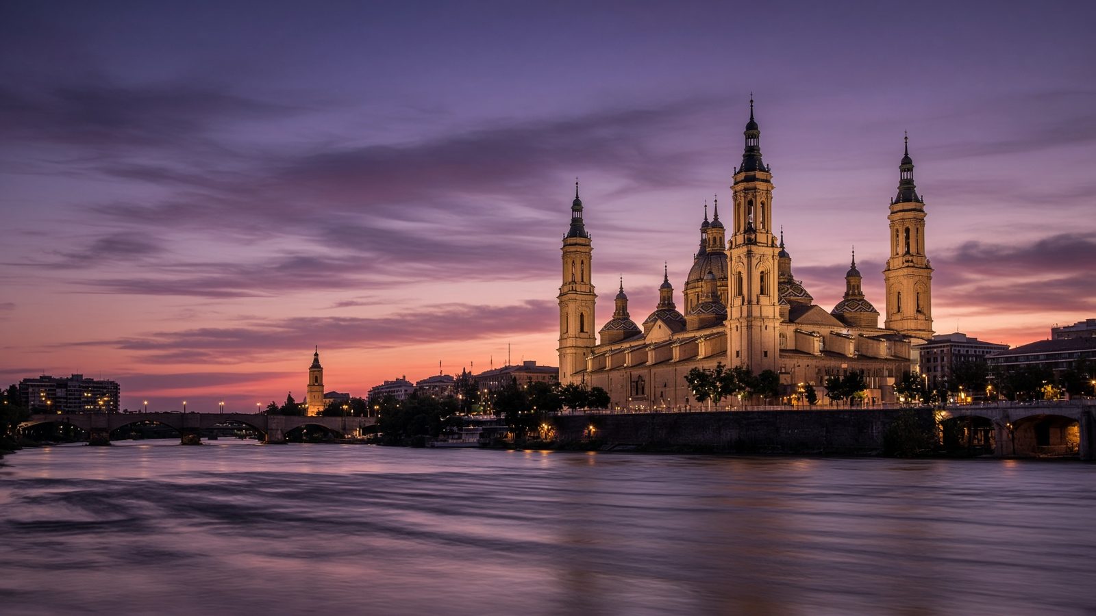 Zaragoza al anochecer, el Ebro y el Pilar